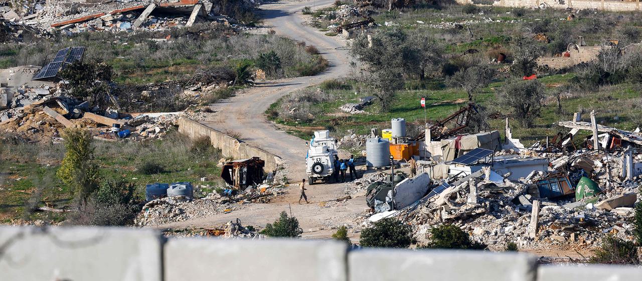 UN-Friedenstruppen der UNIFIL sind zusammen mit libanesischen Soldaten neben zerstörten Gebäuden und Autos im südlibanesischen Dorf Dhayra zu sehen.