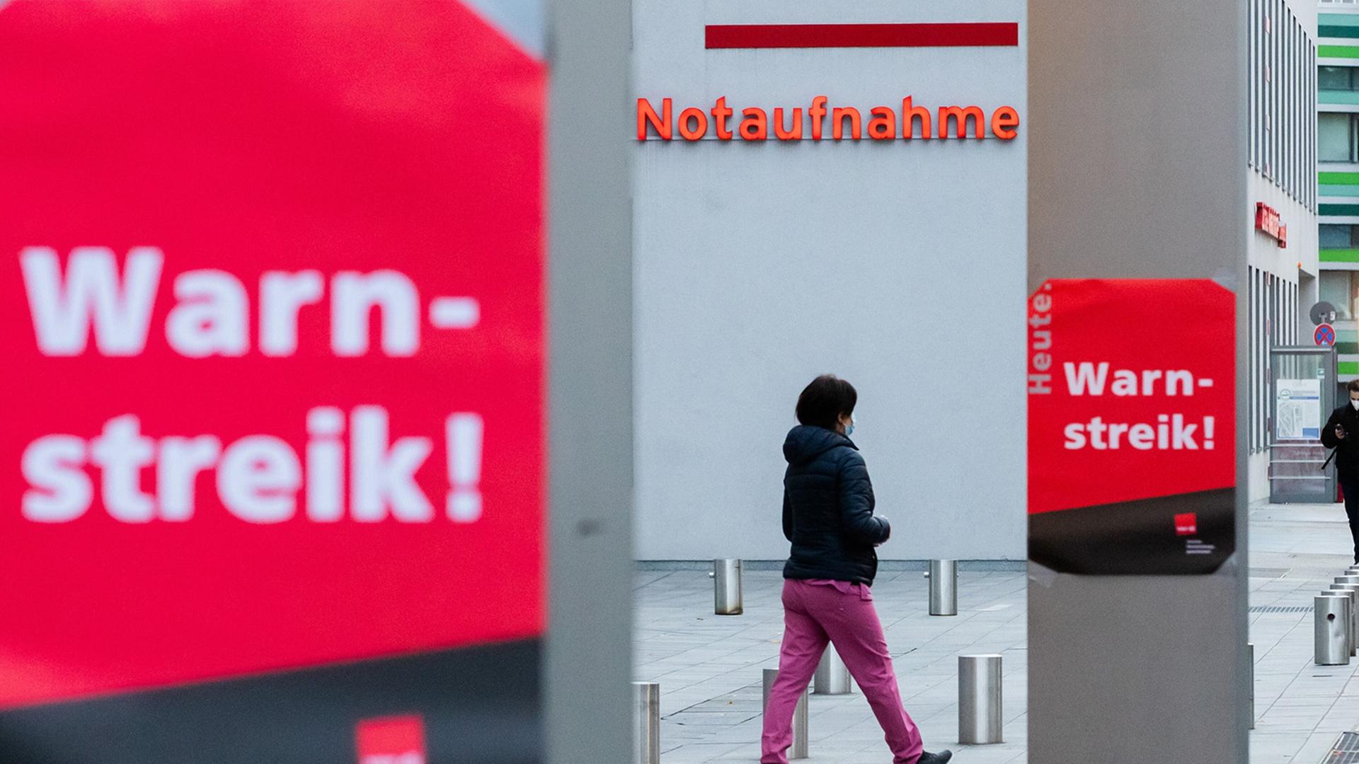 Plakate zum Warnstreik von Verdi hängen bei einem Streik von Beschäftigten der Berliner Charite an Säulen des Bettenhochhauses. (Quelle: picture alliance/dpa/Christoph Soeder) | picture alliance/dpa/Christoph Soeder