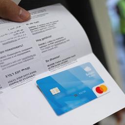 Eine Hand zeigt eine der ersten bayerischen Bezahlkarten.