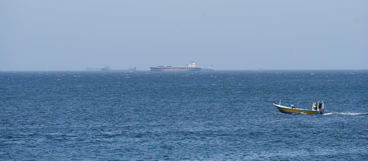 Boote liegen vor der Küste der Provinz Musandam, mit Blick auf die Straße von Hormus.
