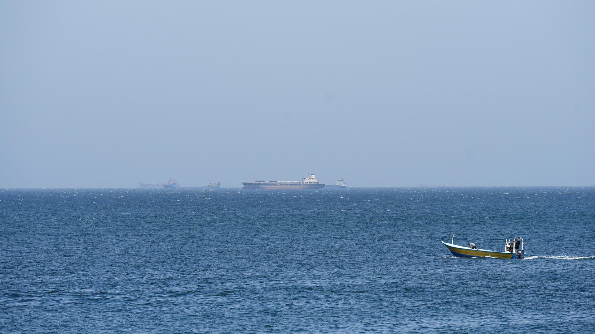 Boote liegen vor der Küste der Provinz Musandam, mit Blick auf die Straße von Hormus. | REUTERS