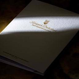 Der Schriftzug "Königreich Deutschland" und ein Wappen ist auf einer Mappe zu sehen