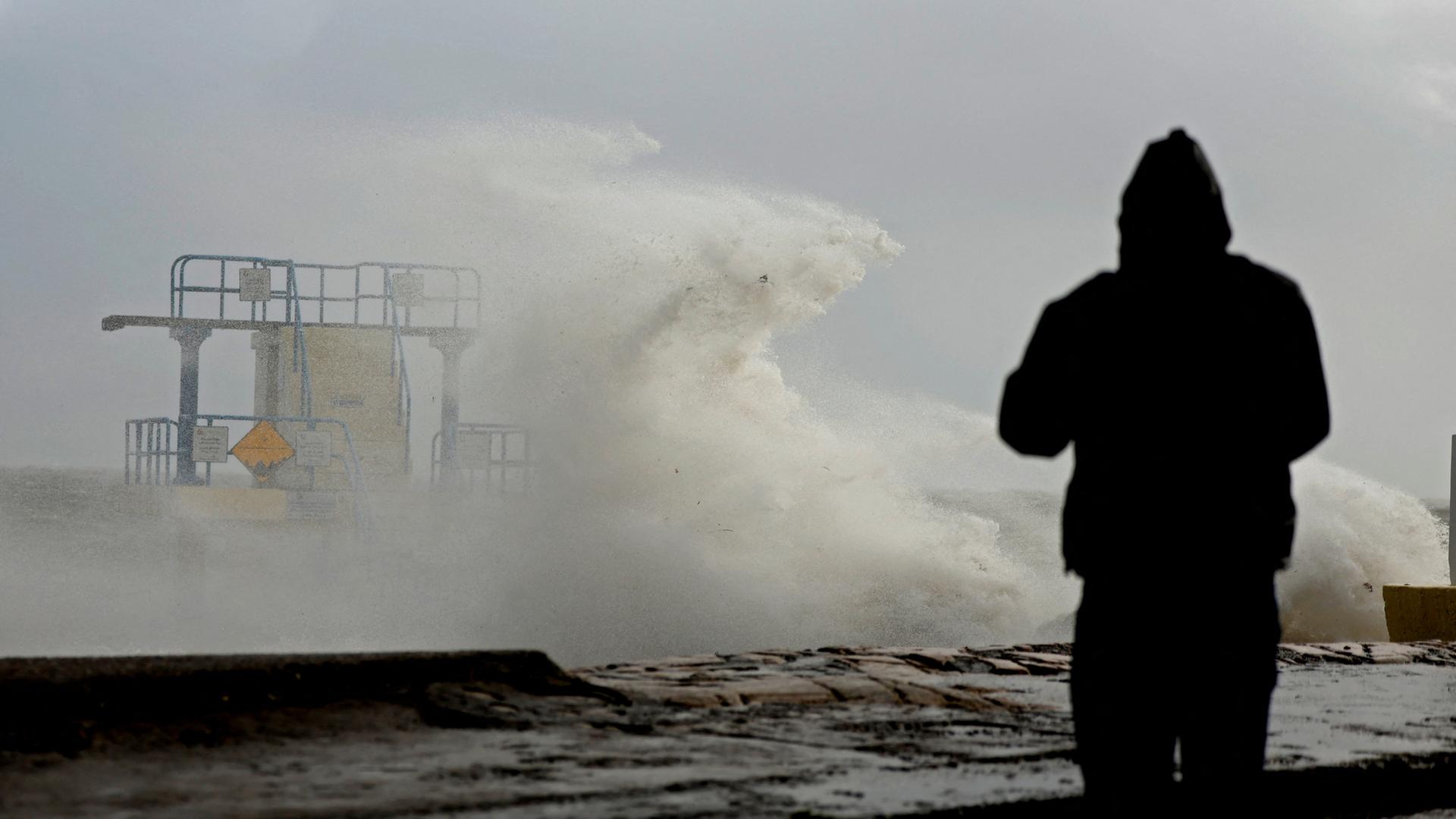 Ein Mann im irischen Galway beobachtet die hohen Wellen an der Küste | REUTERS