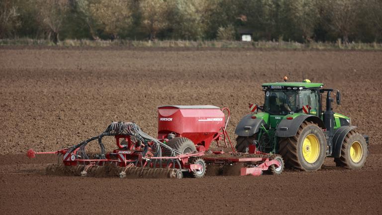 Ein Landwirt in Sachsen-Anhalt sät ein Feld frisch ein. 