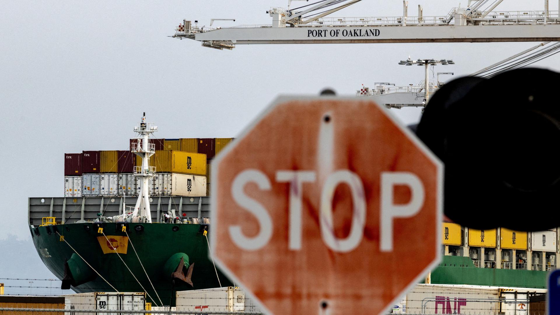 Ein Containerschiff im Hafen von Oakland im US-Bundesstaat Kalifornien (Archivbild) | REUTERS