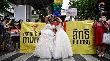 Aktivistinnen auf einem Pride-Marsch in Bangkok demonstrieren in Brautkleidern für die Öffnung der Ehe (Archivbild von 2022).