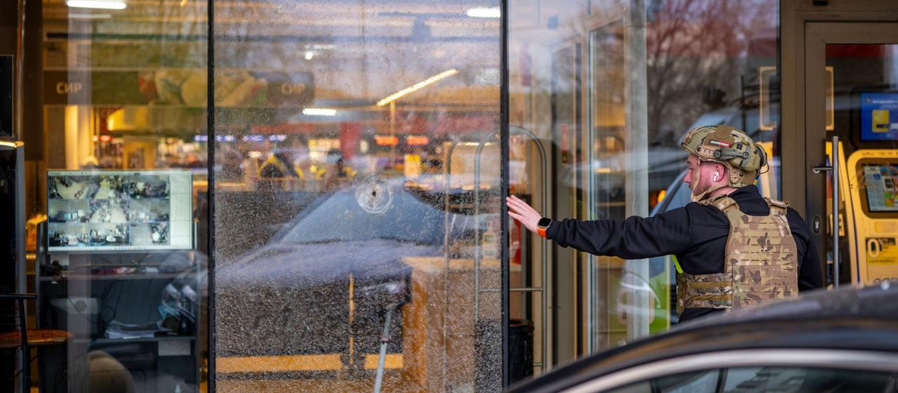 Ein Polizist inspiziert in Kiew einen Tatort