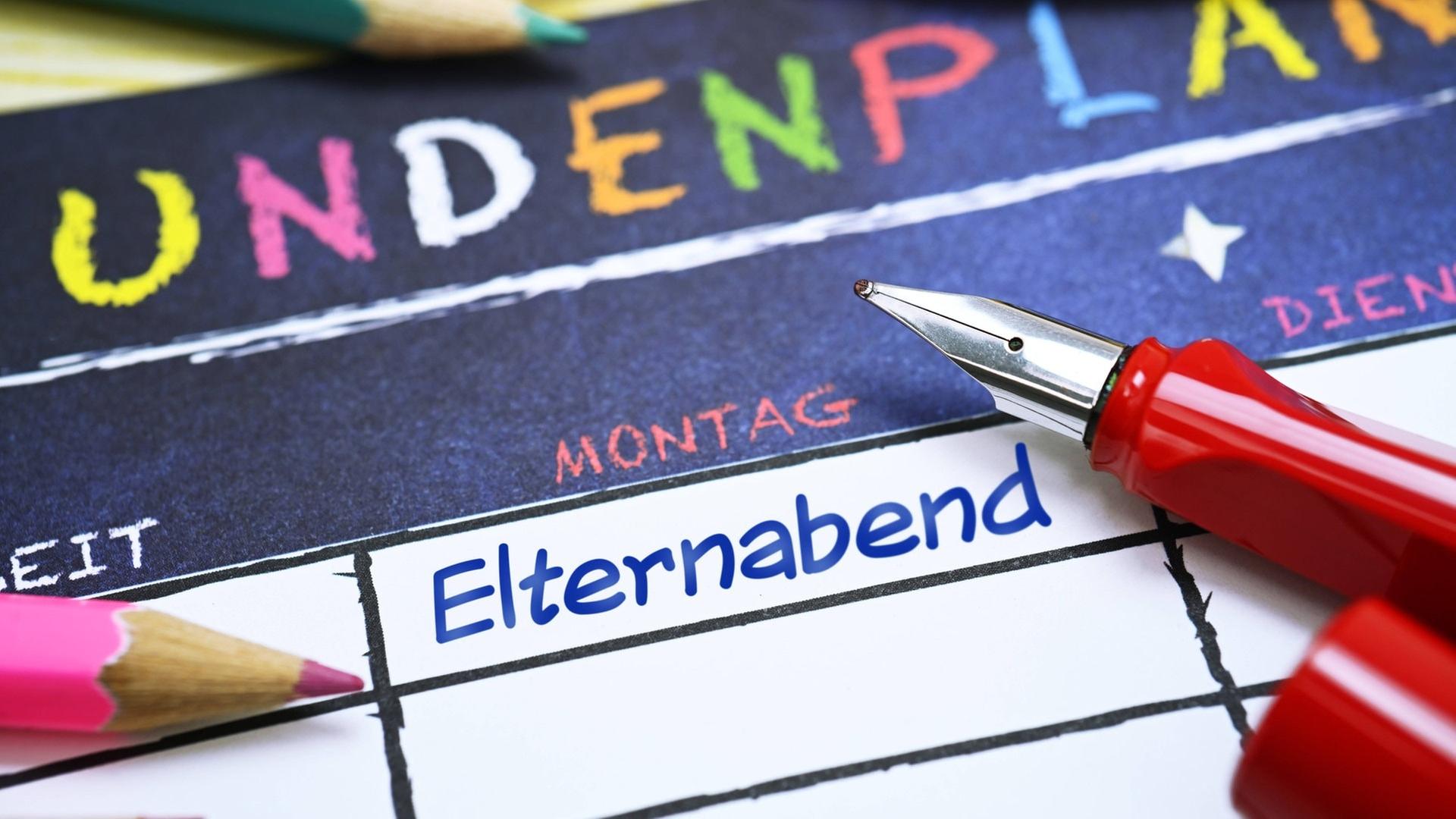 Symbolbild: Stundenplan mit der Aufschrift Elternabend | IMAGO, Christian Ohde