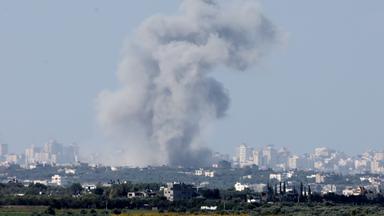 Eine Rauchsäule steigt nach Luftangriffen Israels über dem nördlichen Gazastreifen auf.