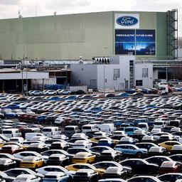 Neuwagen vor dem Ford Werk in Köln.