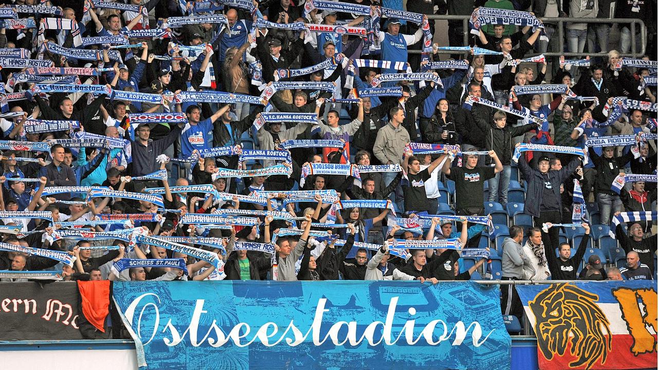 MecklenburgVorpommern Viel Stimmung vor dem Fest Hansa Rostock empfängt Hannover 96 II