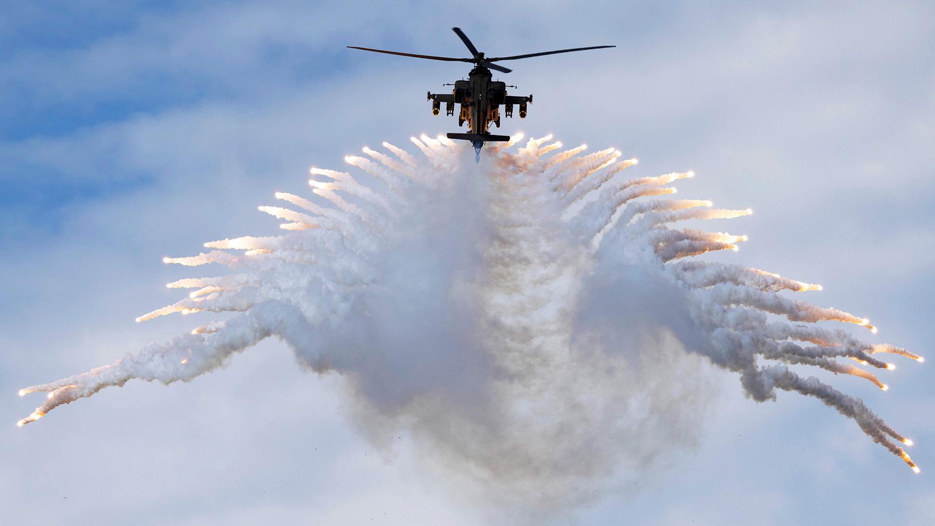 Hubschrauber Ã¼ber Feuerwerk am hellichten Tag | AFP