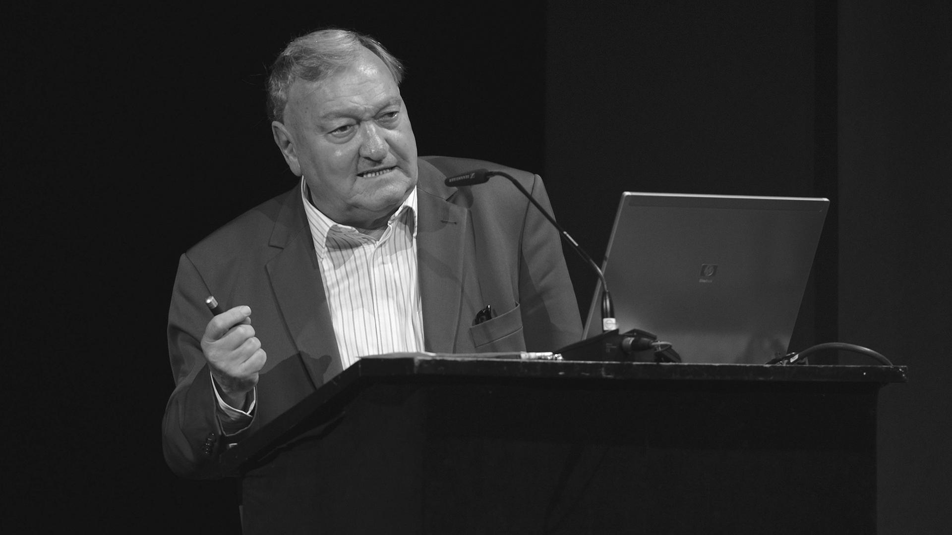 Erich von Däniken spricht an einem Rednerpult während eines Vortrages. | imago stock&people