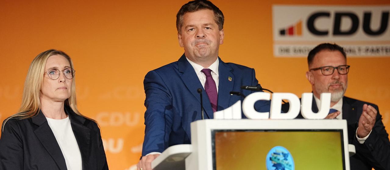 Sven Schulze steht an einem Rednerpult