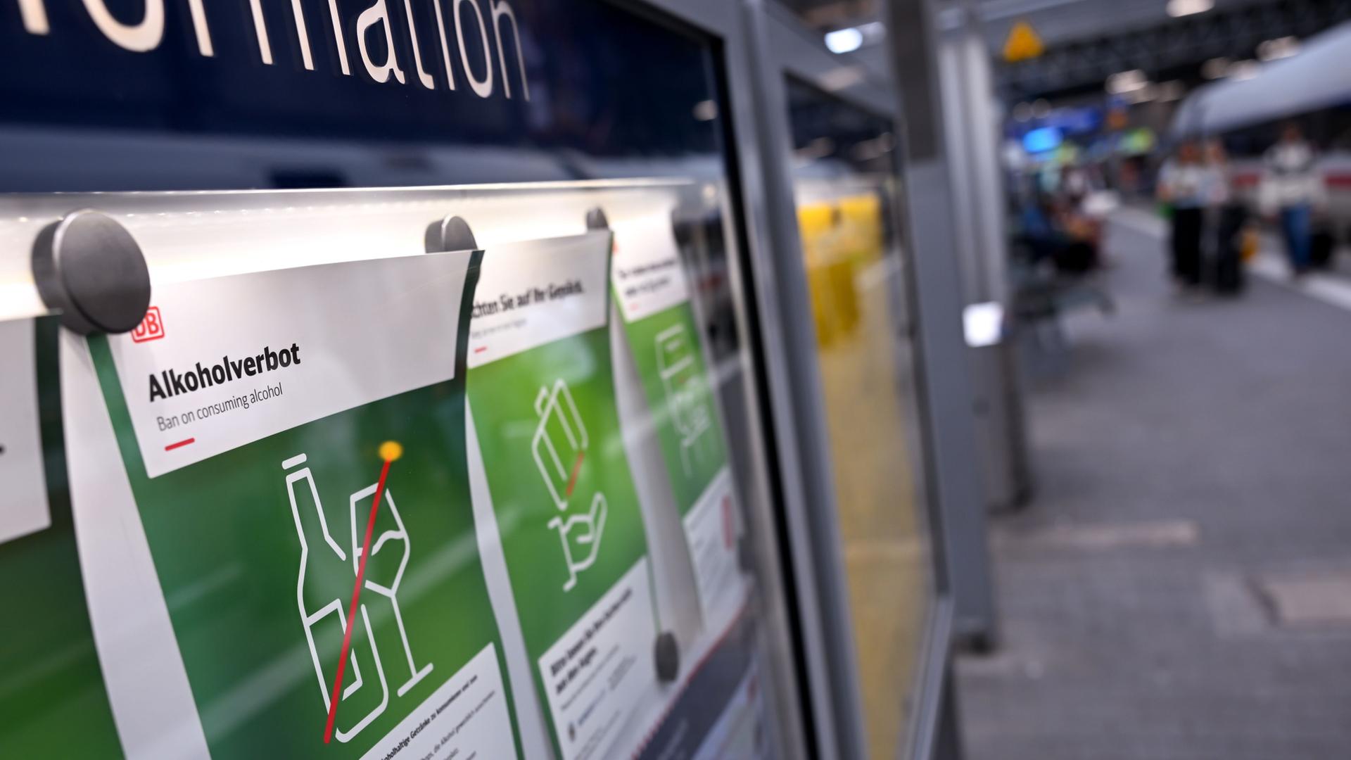 Ein Hinweis auf das Alkoholverbot hängt am Hauptbahnhof München an einem Bahnsteig. | Sven Hoppe/dpa