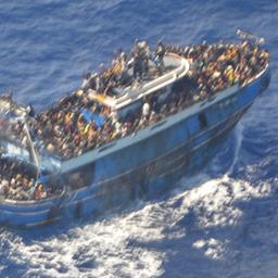 Dieses undatierte, von der griechischen Küstenwache am 14.06.2023 zur Verfügung gestellte Bild zeigt zahlreiche Menschen, auf dem Deck eines Fischerboots, das später vor Südgriechenland kenterte und sank.