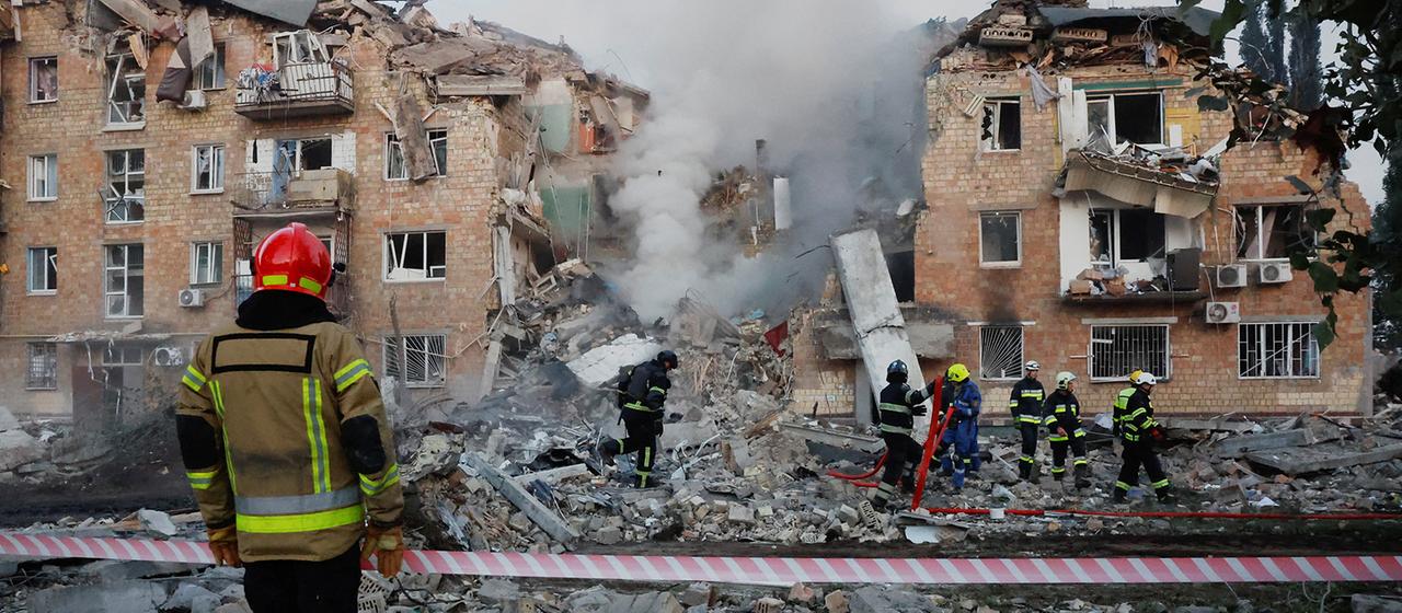 Rettungskräfte arbeiten in den Trümmern eines Wohnhauses in Kiew. | REUTERS Rettungskräfte arbeiten in den Trümmern eines Wohnhauses in Kiew.