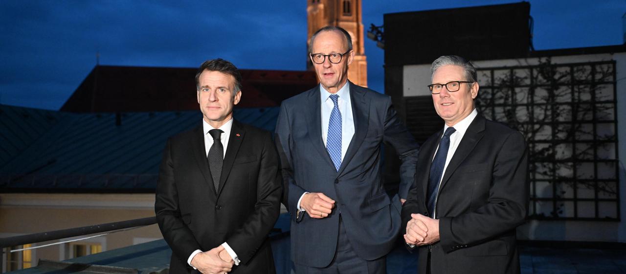 Emmanuel Macron (links), Friedrich Merz (Mitte) und Keir Starmer in München (Archiv)