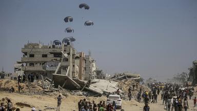 Hilfsgüter werden aus der Luft über dem Gazastreifen abgeworfen