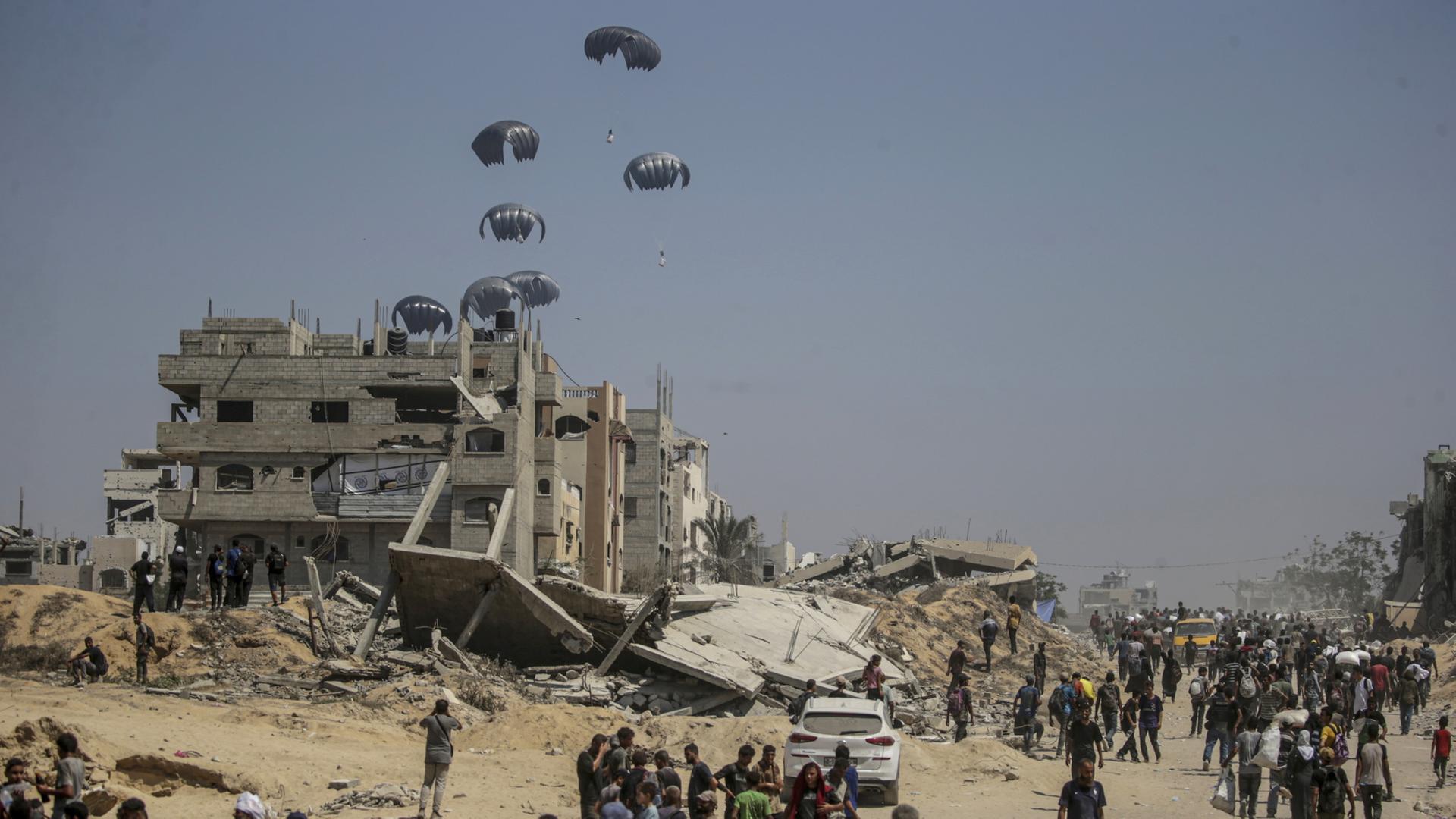 Hilfsgüter werden aus der Luft über dem Gazastreifen abgeworfen | EPA
