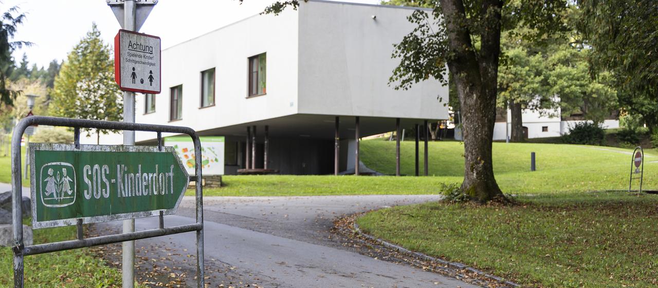 Die Einfahrt zum SOS-Kinderdorf Moosburg. | dpa Die Einfahrt zum SOS-Kinderdorf Moosburg.