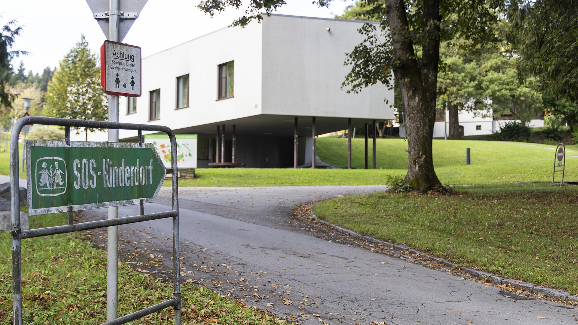 Die Einfahrt zum SOS-Kinderdorf Moosburg. | dpa