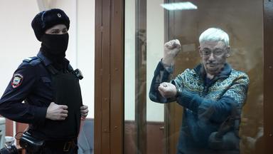 Oleg Orlow ballt die Faust nach dem Urteil in dem Prozess gegen ihn.