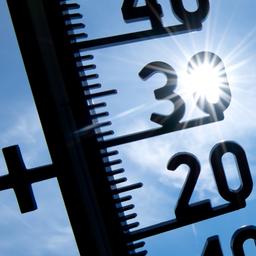  Ein Thermometer zeigt Temperaturen über 30 Grad an.
