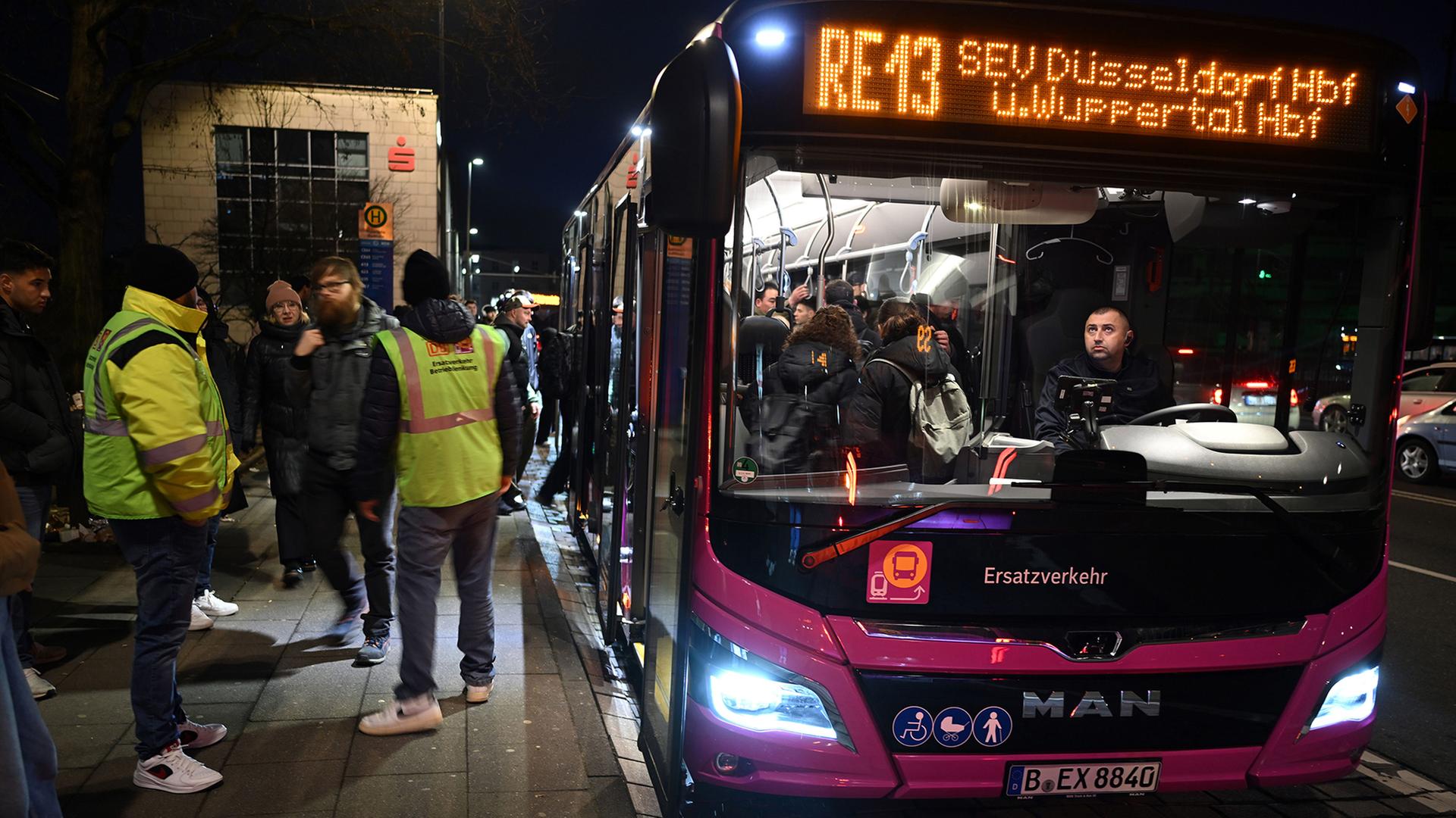 Passagiere steigen in Wuppertal in einen Bus des Bahnersatzverkehrs.  | Federico Gambarini/dpa