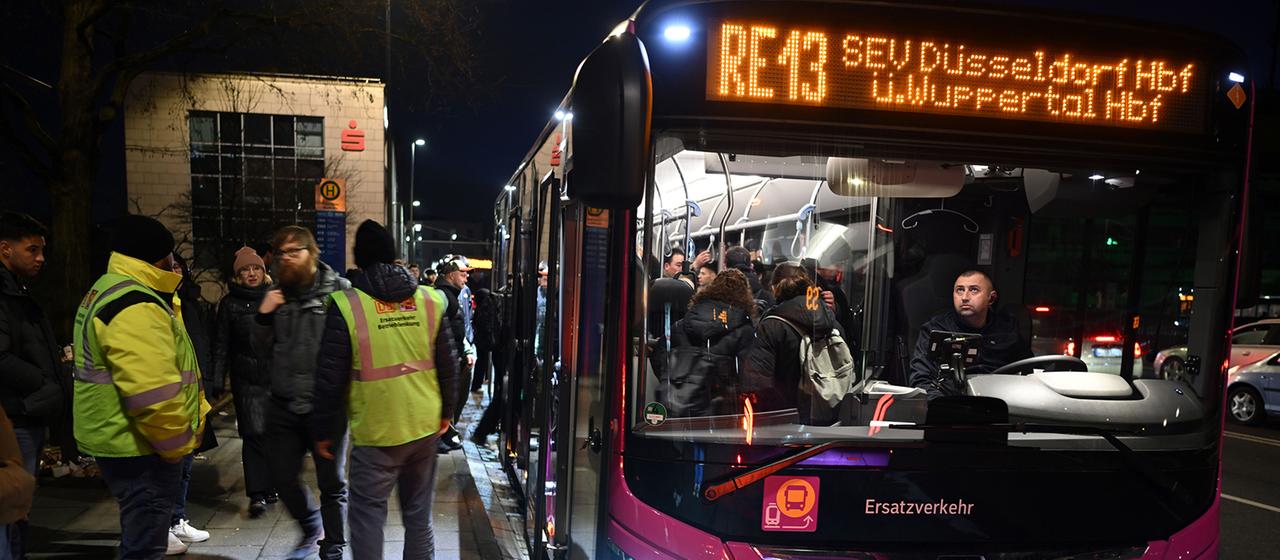 Passagiere steigen in Wuppertal in einen Bus des Bahnersatzverkehrs. 