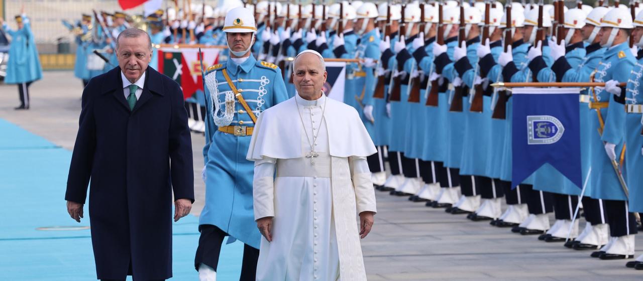 Papst Leo XIV und Recep Tayyip Erdogan gehen an Soldaten vorbei.