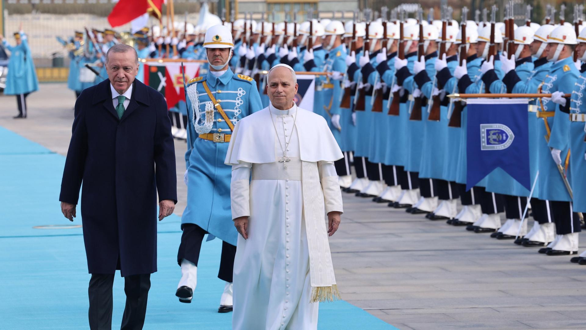 Papst Leo XIV und Recep Tayyip Erdogan gehen an Soldaten vorbei. | AP