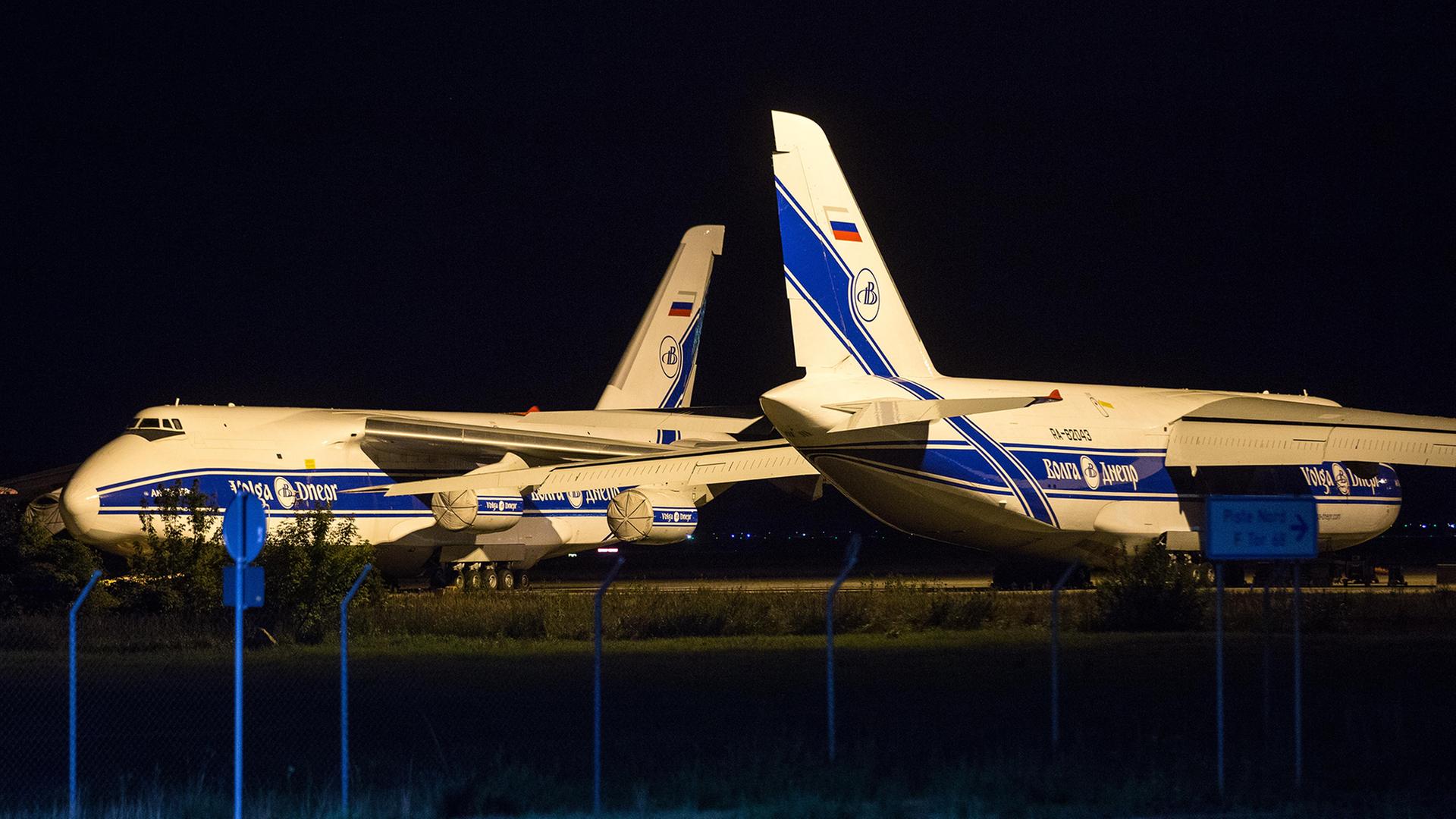 Ein Blick auf russische Transportflugzeuge Antonov AN-124 am Flughafen Leipzig/Halle. | picture alliance / Sipa USA