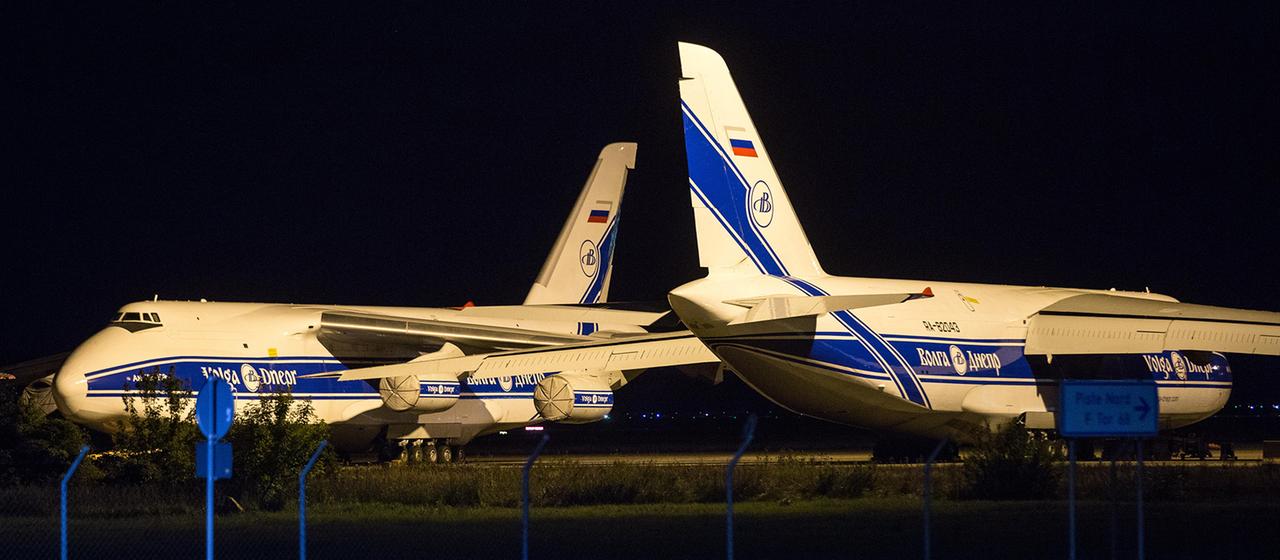 Ein Blick auf russische Transportflugzeuge Antonov AN-124 am Flughafen Leipzig/Halle.