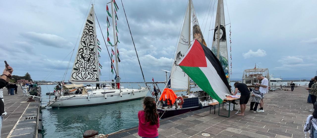 Segelbootflotte im Hafen die sich auf den Weg nach Gaza machen wollen