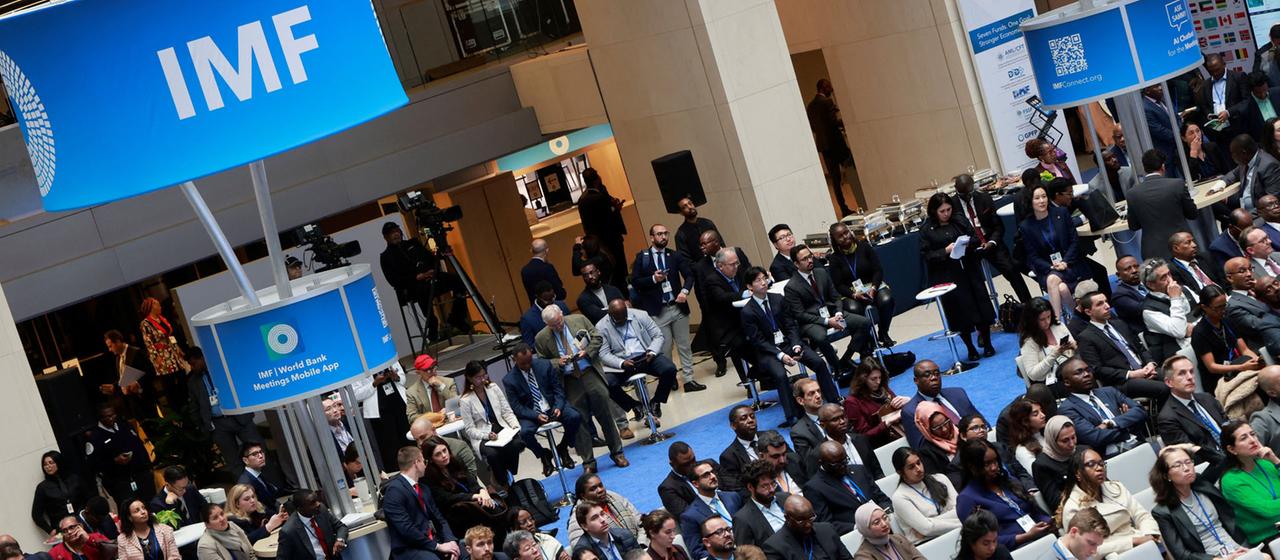 Die Teilnehmer versammeln sich zu Beginn der Jahrestagung des IWF und der Weltbank in Washington, D.C., USA.