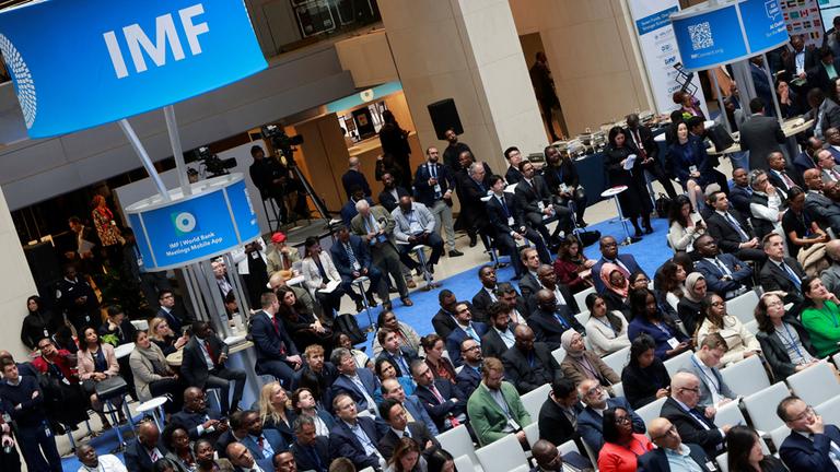 Die Teilnehmer versammeln sich zu Beginn der Jahrestagung des IWF und der Weltbank in Washington, D.C., USA.
