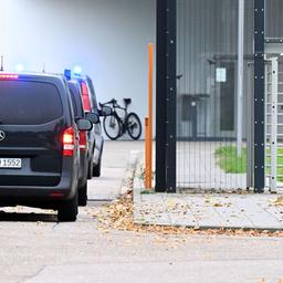 Fahrzeuge mit Blaulicht fahren in den Bundesgerichtshof (BGH). Am 08.11.2024 wurde in Thüringen ein mutmaßlicher Rädelsführer aus der linksextremen Szene festgenommen worden. Am 09.11.2024 soll die Haftprüfung beim BGH stattfinden.