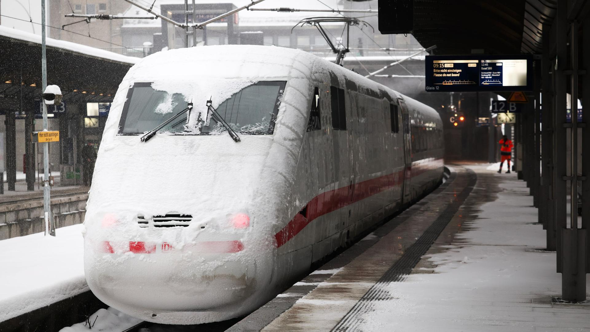 Ein vereister Triebkopf eines ICE ist an einem Bahnsteig auf dem Hauptbahnhof Hamburg zu sehen. | dpa