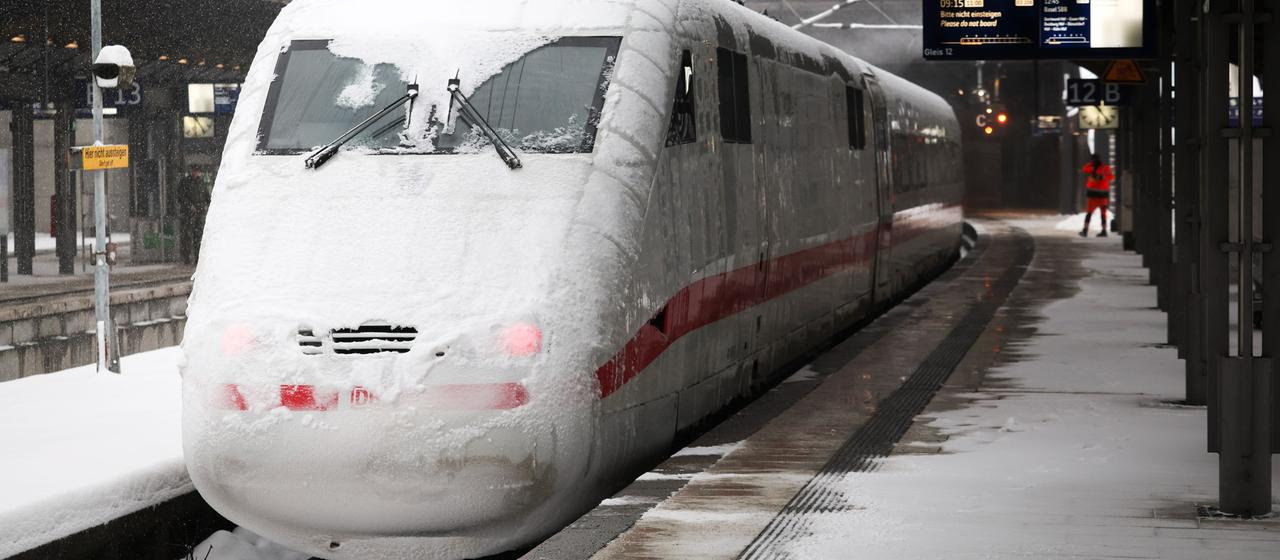 Ein vereister Triebkopf eines ICE ist an einem Bahnsteig auf dem Hauptbahnhof Hamburg zu sehen.