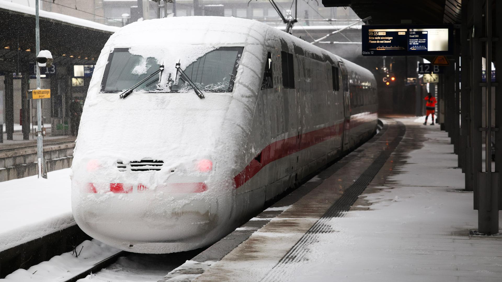 Ein vereister Triebkopf eines ICE ist an einem Bahnsteig auf dem Hauptbahnhof Hamburg zu sehen. | dpa