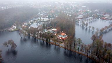 Wasser steht auf den Feldern in Lilienthal.