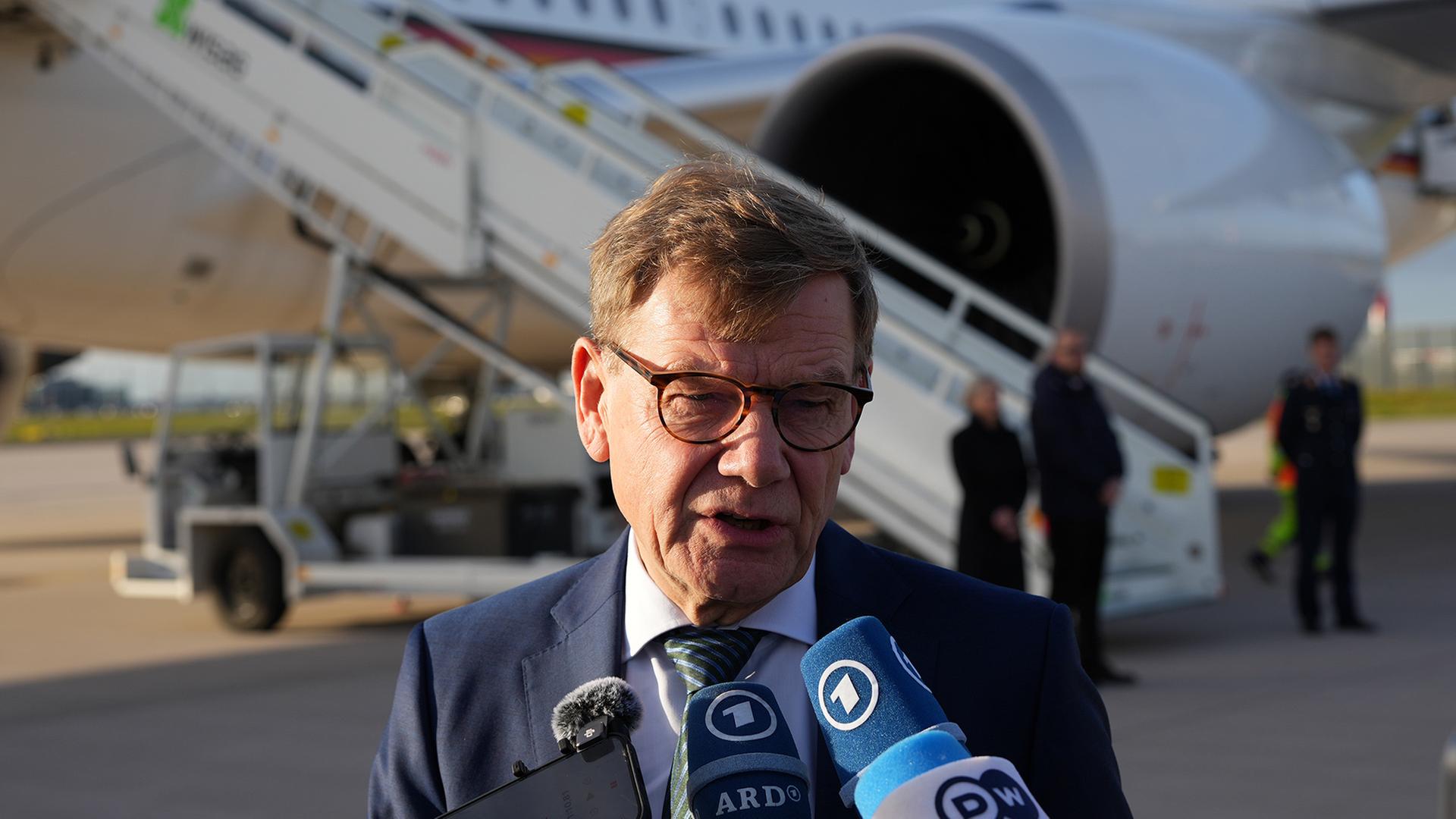 Johann Wadephul spricht vor einem Regierungsflugzeug in Mikrofone. | dpa