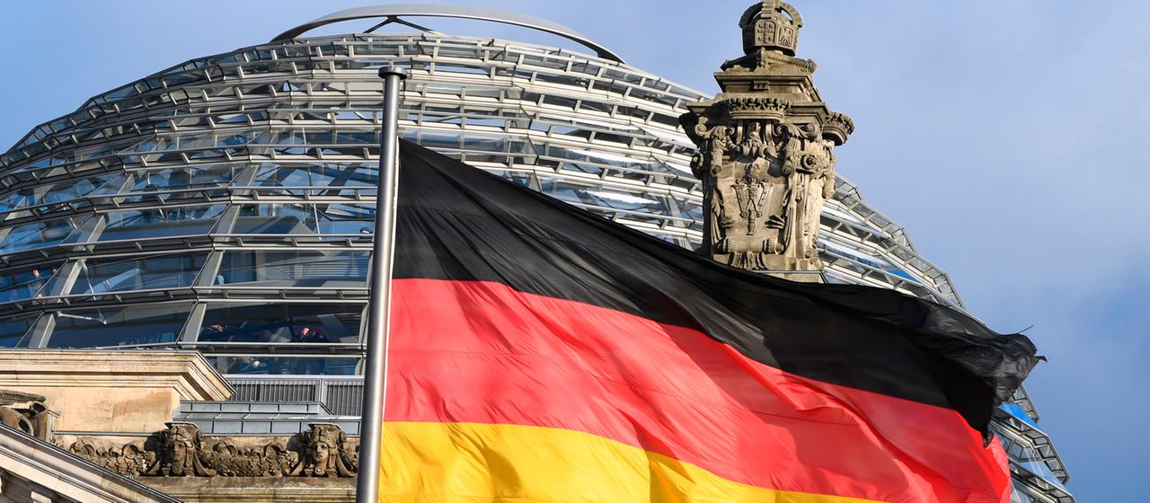 Eine deutsche Flagge weht über dem Reichstagsgebäude in Berlin