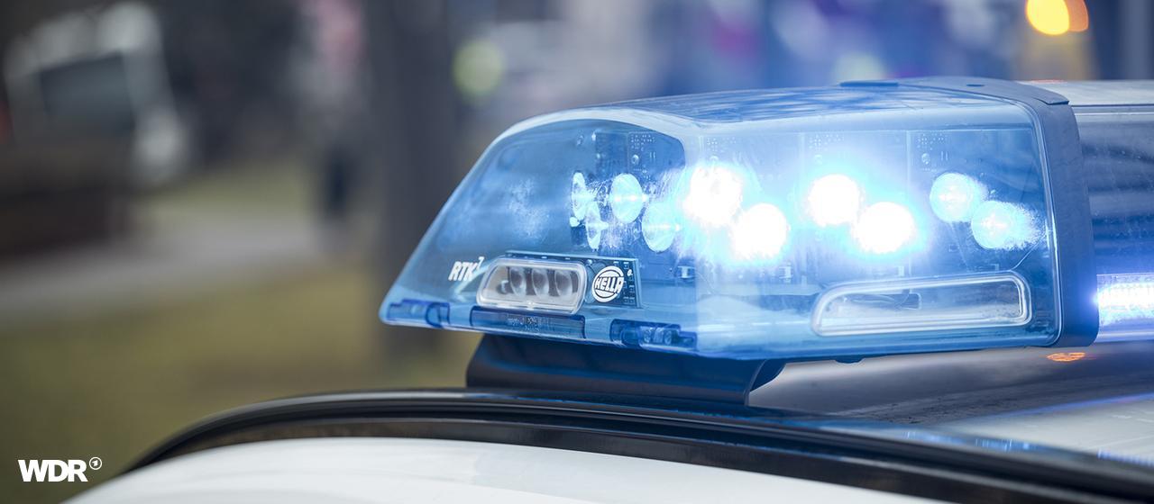 Ein Blaulicht auf einem Einsatzfahrzeug der Polizei.