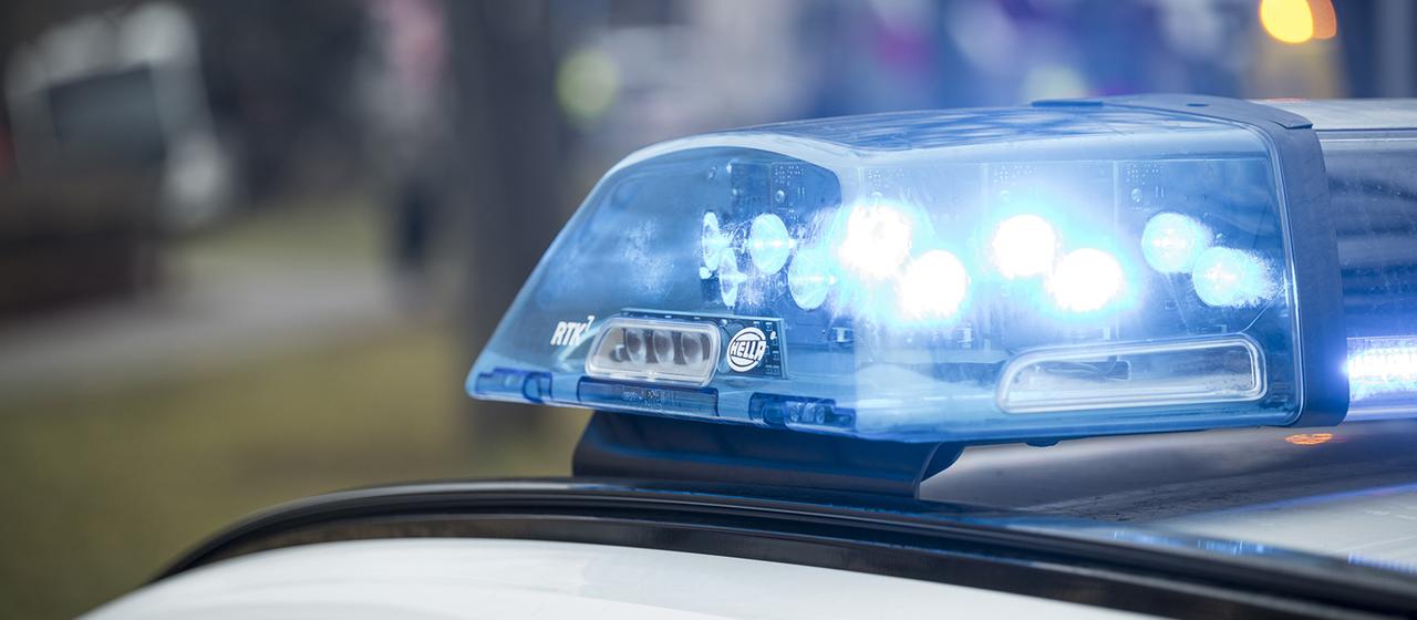 Ein Blaulicht auf einem Einsatzfahrzeug der Polizei.