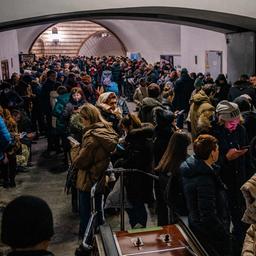 In Kiew (Ukraine) suchen Menschen in einer U-Bahn-Station Schutz, nachdem Luftalarm ausgelöst wurde