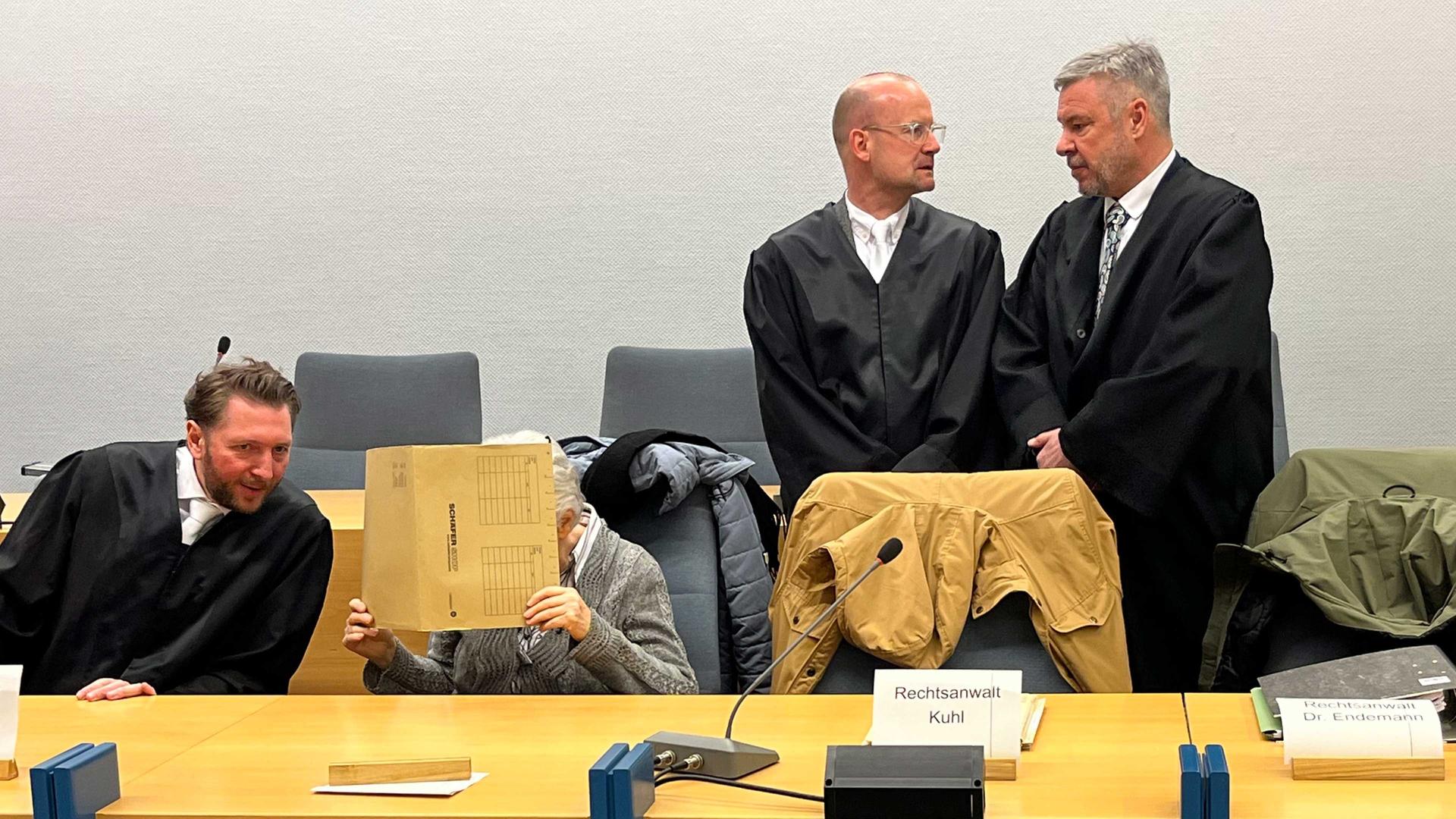 Prozessauftakt um mutmaßlich eingesperrtes Mädchen unterbrochen