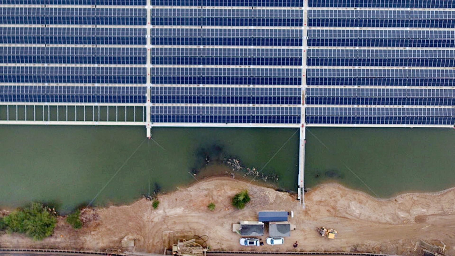 Eine Solaranlage des Kiesproduzenten Hülskens schwimmt auf einem Baggersee (2020). | picture alliance/dpa/-