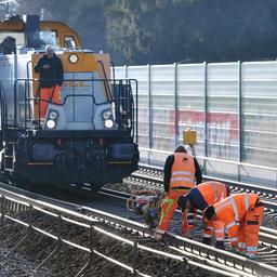 Gleisarbeiter beim Ausbauen von Bahnschienen.